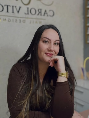 Carol Vitória Nail Designer trabalhando em Passo Fundo